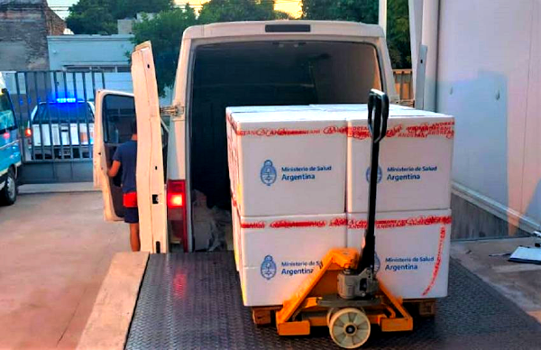 Momento en que se descargaban las vacunas bivalentes de Pfizer al llegar al Ministerio de Salud del Chaco, enviadas por Nación.