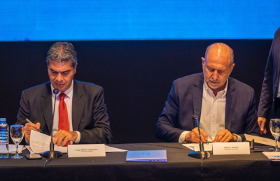 Los gobernadores Capitanich y Perotti firmando convenios en el marco de las obras para los Bajos Submeridionales